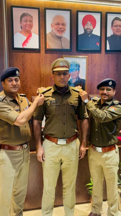 वरिष्ठ पुलिस अधीक्षक हरिद्वार द्वारा दोनों अधिकारियों के कंधों पर अशोक स्तम्भ पहना कर किया गया अलंकृत