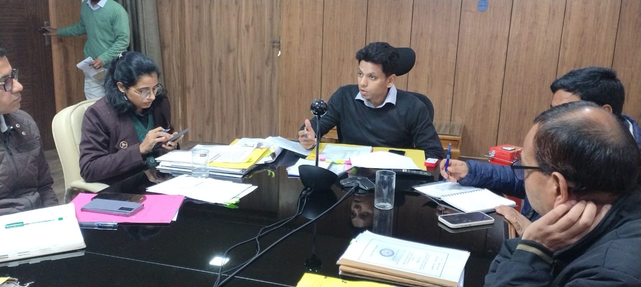 जिलाधिकारी की अध्यक्षता में जनपद के नगरीय क्षेत्रों में स्थित मलिन बस्तियों के सुधार, विनियमितीकरण, पुनर्वास और पुनर्व्यवस्थापन से जुड़ी एक महत्वपूर्ण बैठक आयोजित की गई