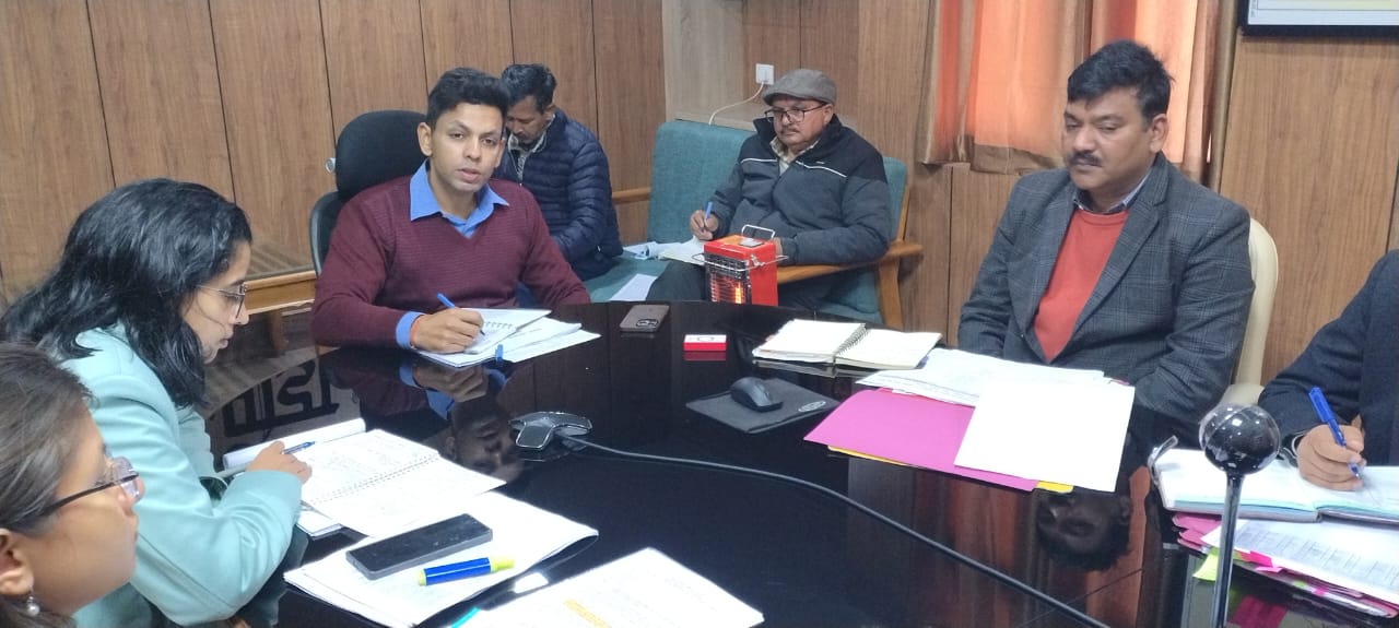 जिलाधिकारी ने जिला स्तरीय स्टाफ बैठक की अध्यक्षता करते हुए जनपद में राजस्व वसूली, लंबित वादों के निस्तारण सहित विभिन्न मामलों की प्रगति की गहन समीक्षा की