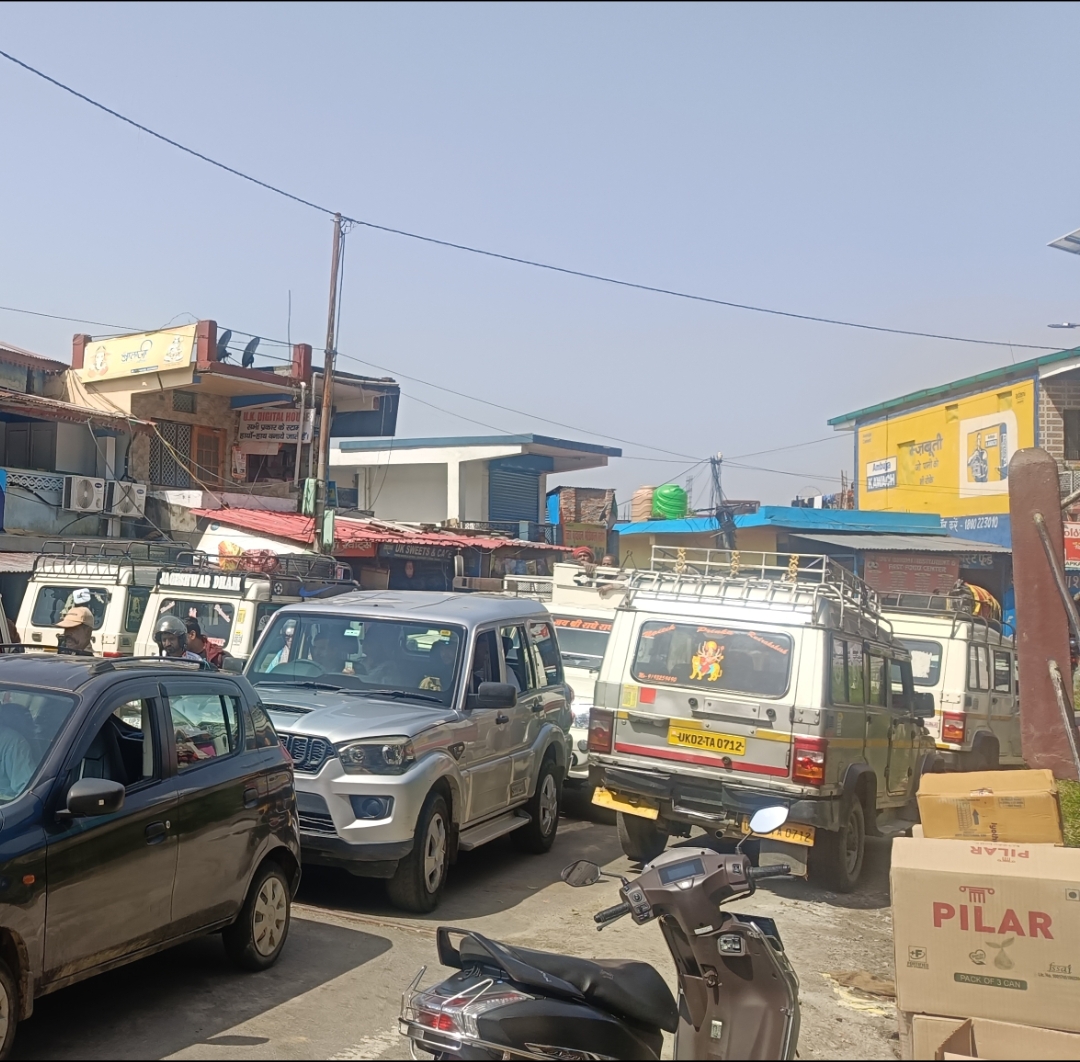 पनुवानौला में पार्किंग नहीं होने से रोज लग रहा जाम, स्थायी समाधान की उठाई मांग