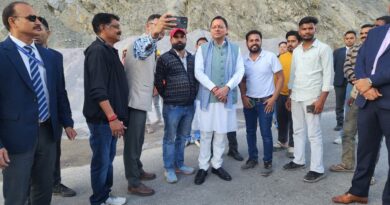 श्रीनगर से सड़क मार्ग से देहरादून लौटते हुए मुख्यमंत्री धामी ने किया राष्ट्रीय राजमार्ग का स्थलीय निरीक्षण
